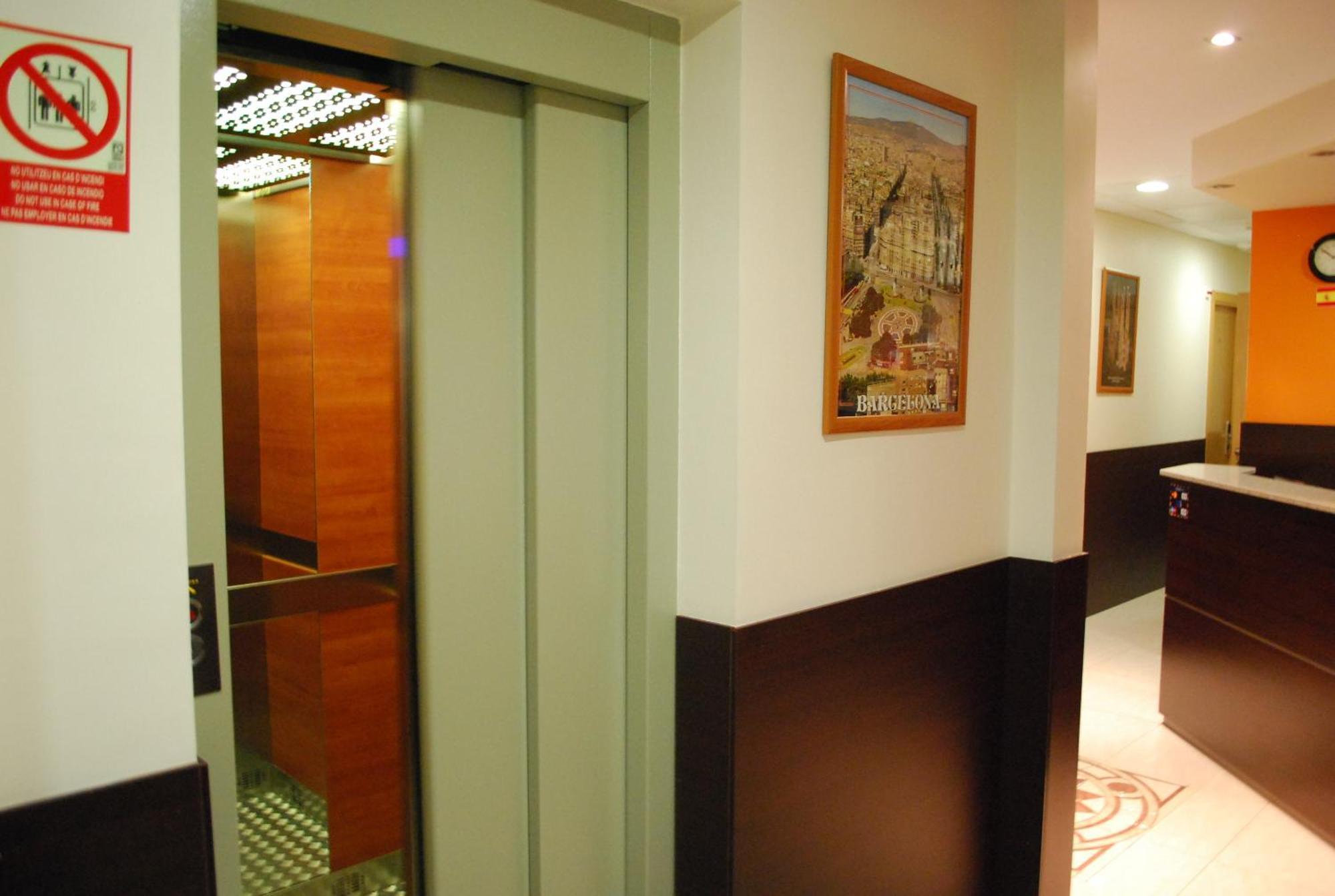 Hostal Las Flores Ramblas Barcelona Exteriör bild