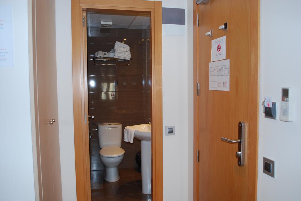Hostal Las Flores Ramblas Barcelona Exteriör bild
