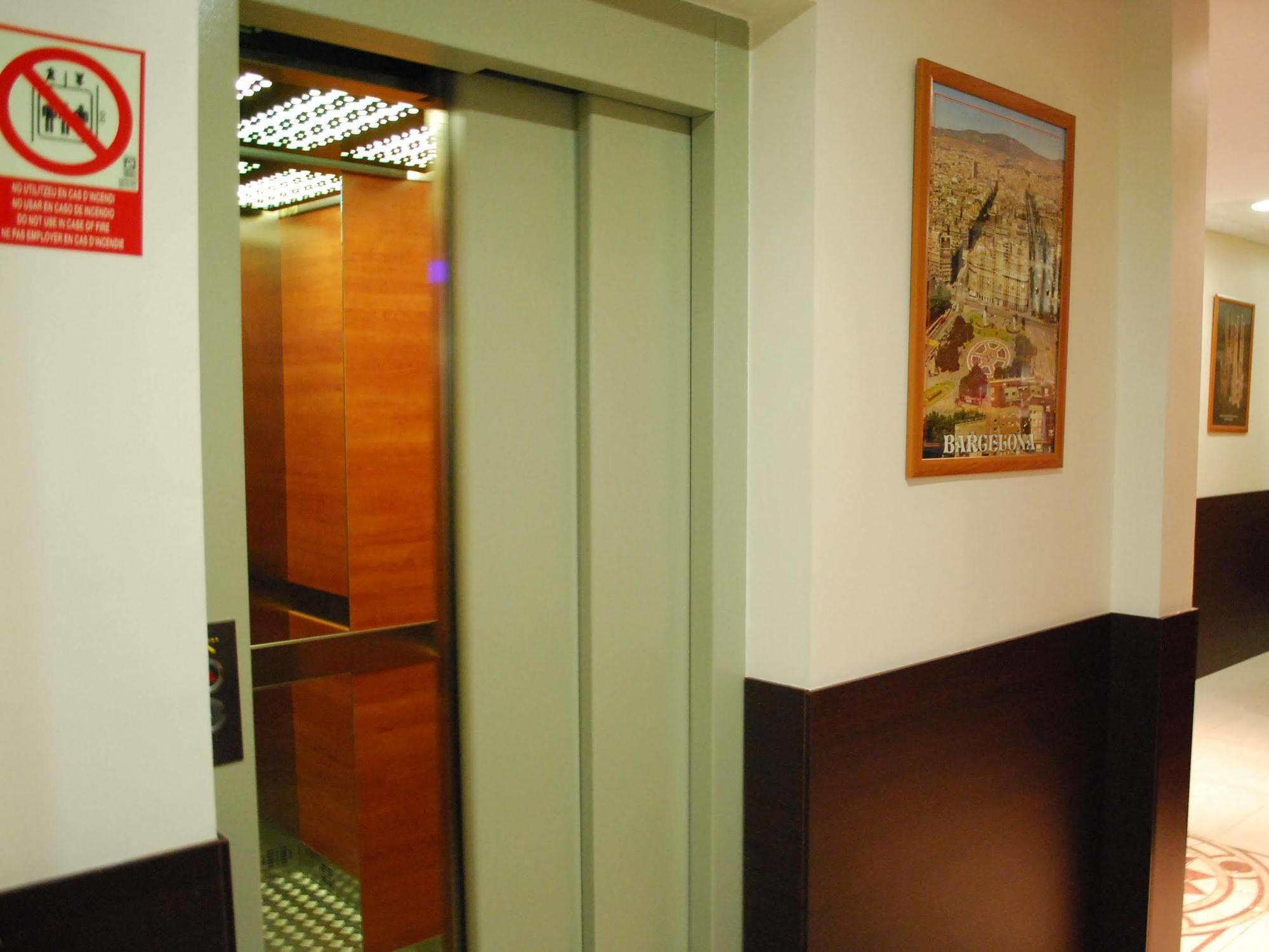 Hostal Las Flores Ramblas Barcelona Exteriör bild